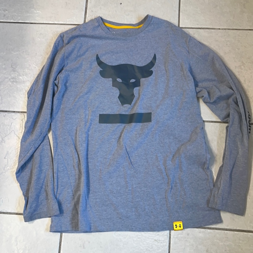 Under Armour men’s medium long sleeve t-shirt.
